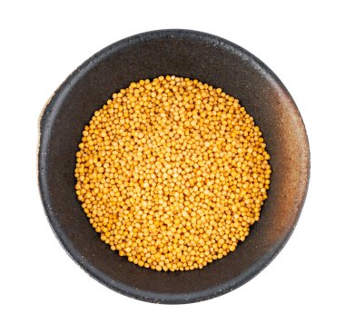 Beyaz arka planda izole edilmiş hardal tohumları.