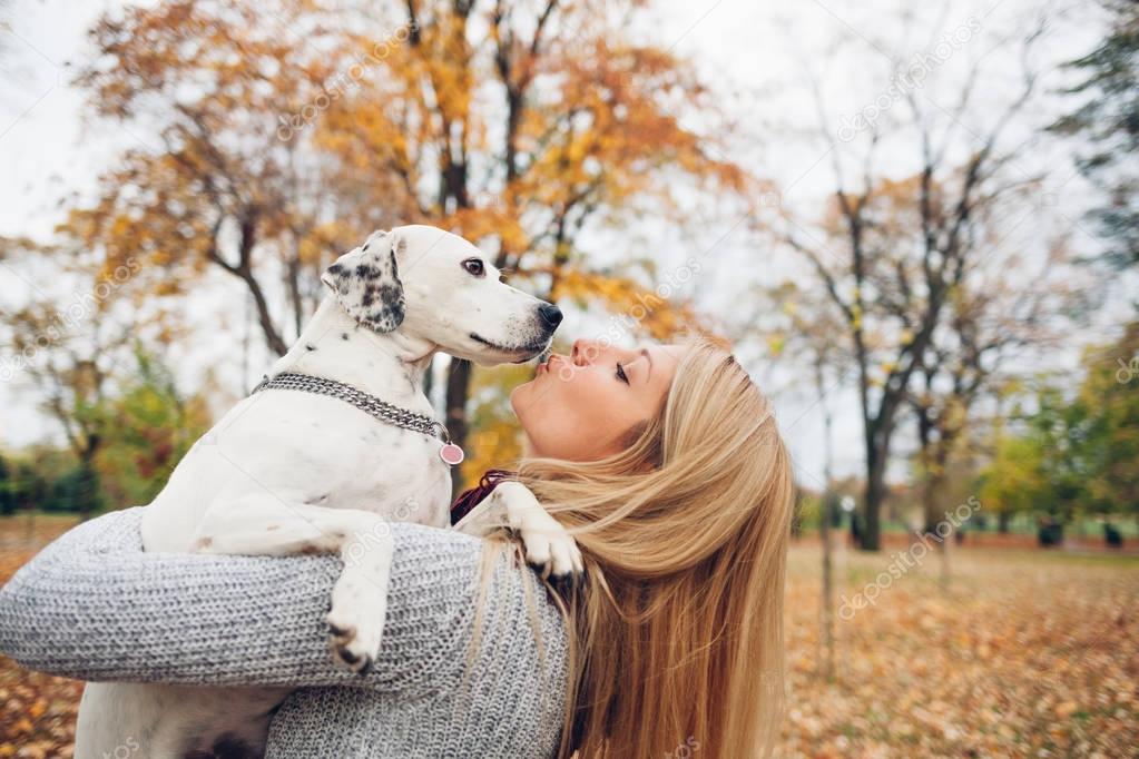 Frau mit einem Hund im park — Stockfoto © kikovic 130388052