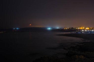 Ay deniz kıyısında ay yolda ayarla