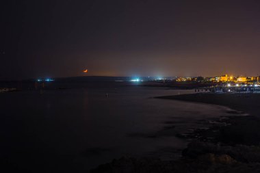 Ay deniz kıyısında ay yolda ayarla