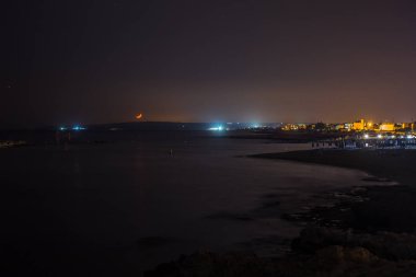 Ay deniz kıyısında ay yolda ayarla