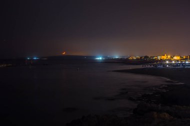 Ay deniz kıyısında ay yolda ayarla