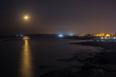 Ay deniz kıyısında ay yolda ayarla