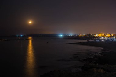 Ay deniz kıyısında ay yolda ayarla