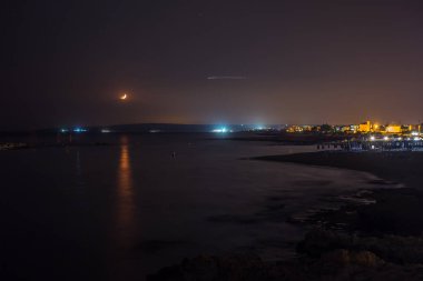 Ay deniz kıyısında ay yolda ayarla