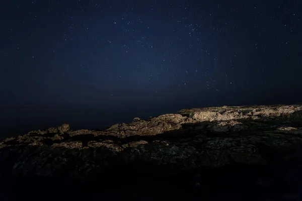 Rock stones sea starry sky — Stock Photo, Image