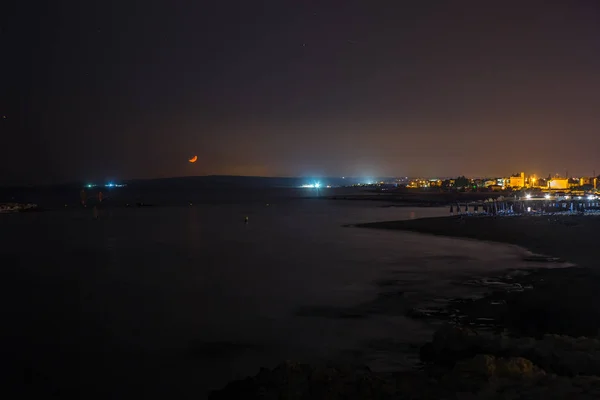 Lune couchée sur le rivage de la mer chemin lunaire — Photo