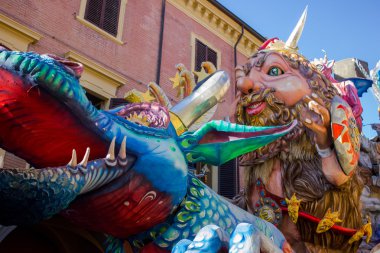 Kağıt hamuru vagon bir viking Cento karnaval bir ejderha üzerinde tasvir. Ferrara.