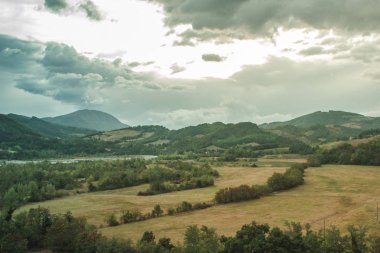 Taro Varano Köyü üzerinden Vadisi. Güneş bulutlarda saklanıyor. Parma