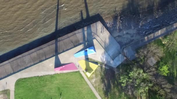 Scène aérienne de drone de parc riverain — Video