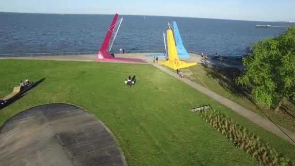 Survol aérien coloré parc riverain et sculptures vue sur drone — Video
