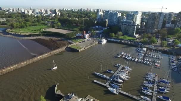 Воздушная яхта в гавани, доке и с видом на город — стоковое видео