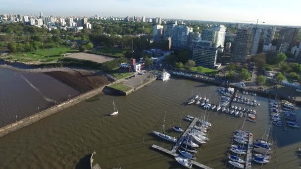 Yate aéreo en vista al puerto y la ciudad, cámara panorámica izquierda — Vídeos de Stock