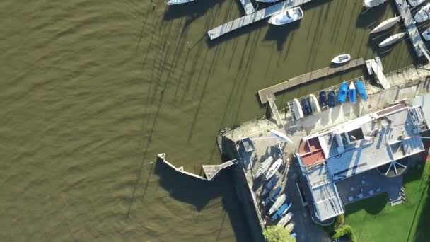 Drone aéreo porto de iate senital Vista de um clube e um barco em movimento para a frente — Vídeo de Stock