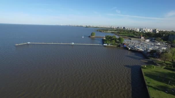 Aerial drone senital yacht harbour Vista de un club un muelle y un barco avanzando — Vídeos de Stock
