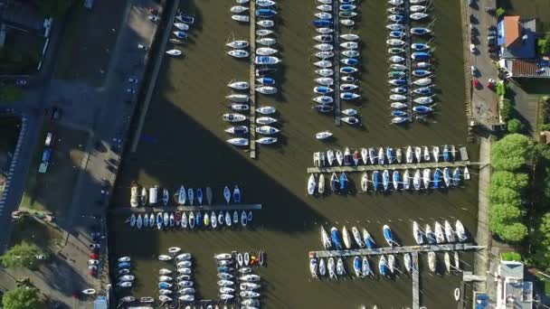 Воздушный беспилотник с видом на гавань яхты Лицензионные Стоковые Видео