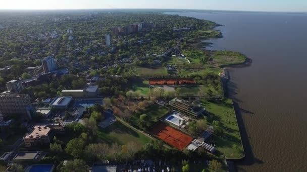 Drone Riverside vista clube de esportes — Vídeo de Stock