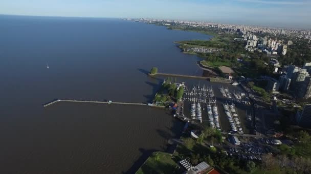 Ciudad costera del río y yatchs cámara de visión aérea del puerto avanzando — Vídeos de Stock