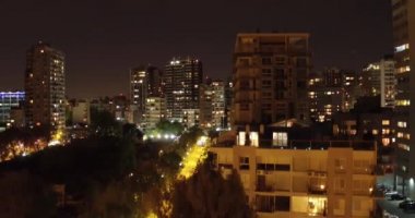 Hava küçük şehir gece çekimi, fotoğraf makinesi yükseltir, ileri ve tava aşağı gitti