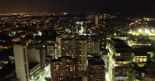 Avenida aérea que viaja sobre el tráfico por la noche — Vídeos de Stock