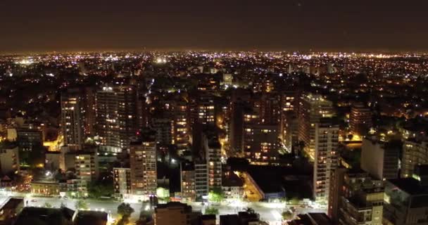 Вид на ночной проспект воздушного города — стоковое видео