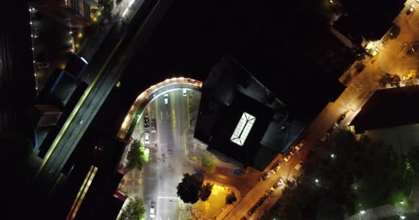 Vista aerea notturna di un viale tunnel, telecamera che si muove all'indietro attraverso il viale — Video Stock