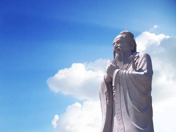 Estátua de Confúcio com fundo céu — Fotografia de Stock