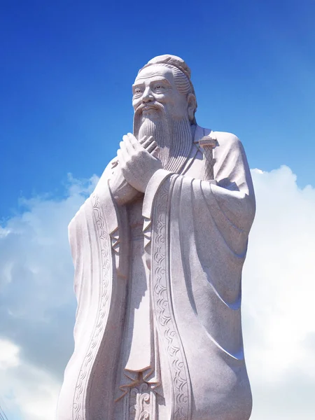 Konfuciusz szobor az ég háttere — Stock Fotó