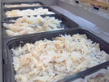 denizanası ve vitrin süpermarket olarak görüntülenen diğer deniz ürünleri