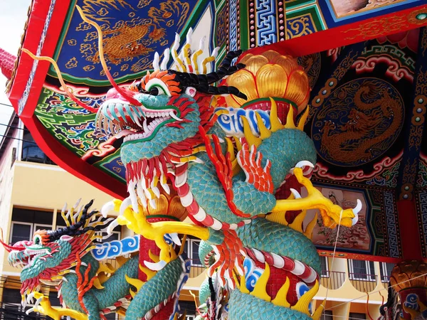 Dragón chino envuelto alrededor del polo rojo —  Fotos de Stock