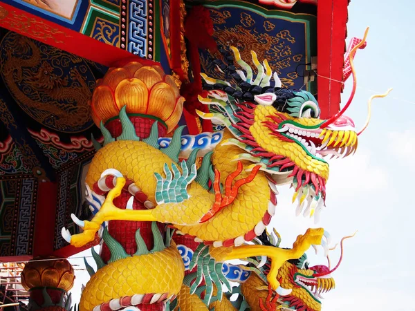 Dragón chino envuelto alrededor del polo rojo —  Fotos de Stock