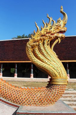 Tay tapınak merdiveninde dokuz baş naga monte