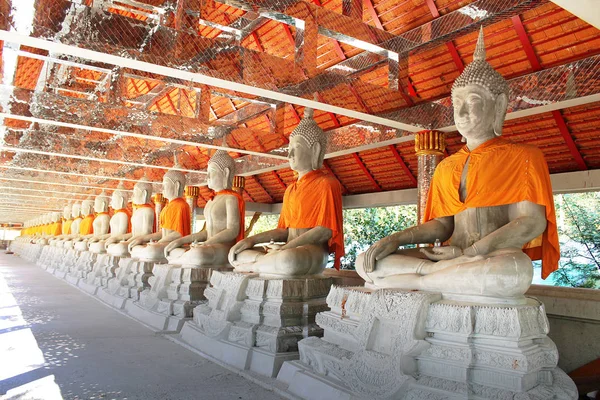 Nova estátua de Buda argamassa no pavilhão no templo tailandês — Fotografia de Stock