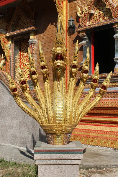 Nove cabeça naga montado na escada no templo tailandês — Fotografia de Stock