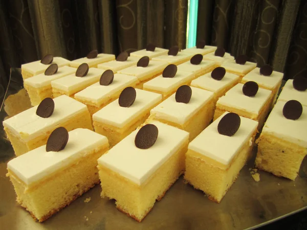 Glasierter Zitronen- und Mohnkuchen im Regal in Bäckerei oder Bäckerei — Stockfoto