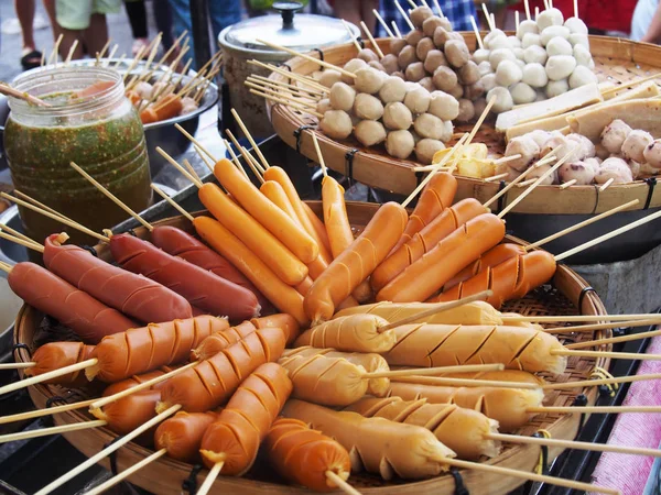 Spiedini polpette e salsicce su bastoncini di bambù, thailandia cibo tradizionale di strada — Foto Stock