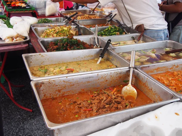 Cibo di strada tailandese esotico al mercato delle pulci — Foto Stock