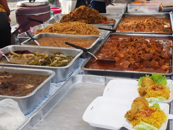 Cibo di strada tailandese esotico al mercato delle pulci — Foto Stock