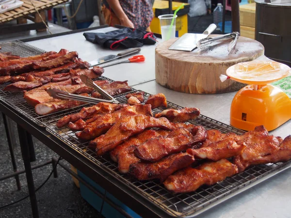 Maiale fritto, street food tailandese al mercatino delle pulci — Foto Stock