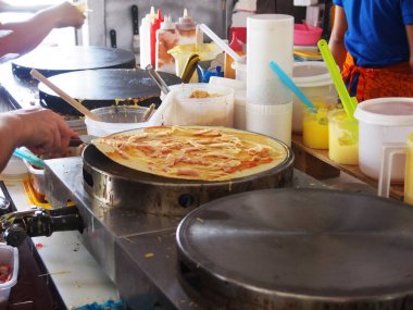 sıcak plaka üzerinde gözleme veya tatlı krep pişirme işlemi