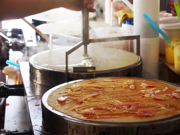 Processo di cottura pancake o crepe dessert su un piatto caldo — Foto Stock