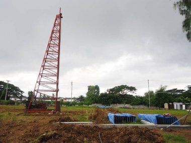 Derrick vinç inşaat iş sahasında