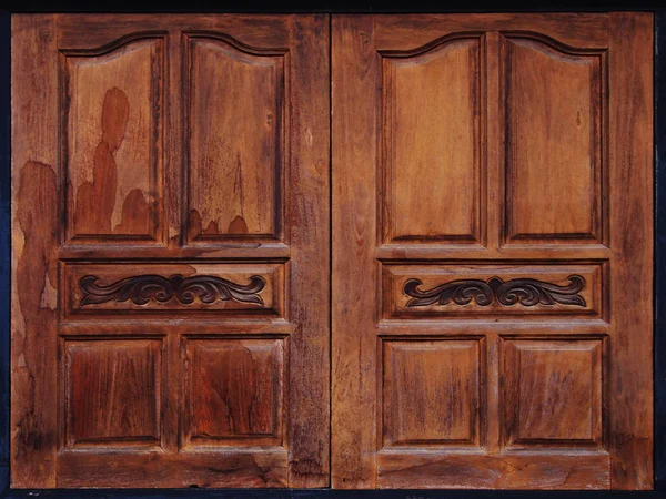 W wieku wyblakły drewnianymi okiennicami — Zdjęcie stockowe