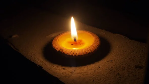 Queimando vela plana à noite isolada no fundo escuro — Fotografia de Stock