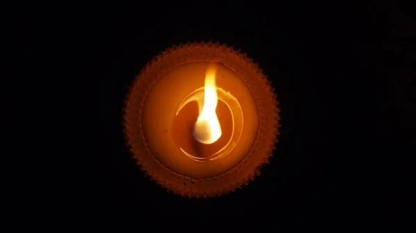 Горящая плоская свеча ночью изолированы на темном фоне — стоковое фото