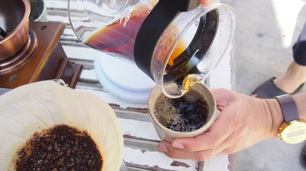 Handtropfkaffee Barista Gießt Heißes Wasser Über Gerösteten Gemahlenen Kaffeepulver Und Stockfoto