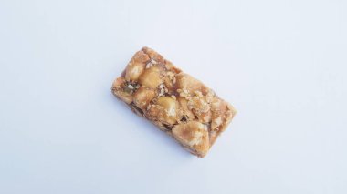 Barlar karamel beyaz arka plan üzerinde izole fıstık ile