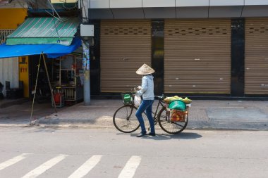 Saigon, Vietnam - 16 Ekim 2014: Küçük bir sokakta, Saigon, Vietnam sokak satıcısı. Saygon'da çok sokak satıcıları vardır.