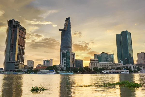 Centro de Saigón en la puesta de sol (vista desde el distrito de Thu Thiem) en HDR, ciudad de Ho Chi Minh, Vietnam. Ho Chi Minh (también conocida como Saigón) es la ciudad más grande y el centro económico de Vietnam, con una población de alrededor de 10 millones de personas. . — Foto de Stock