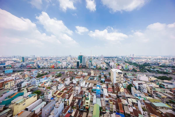 Ho Chi Minh cidade (ou Saigon) horizonte com casa colorida, Vietnã. Saigão é a maior cidade e centro econômico do Vietnã, com população em torno de 10 milhões de pessoas. É também um destino turístico popular — Fotografia de Stock